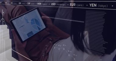 Finansal gösterge paneli düz tasarım sahnesinde, tablet çizelgeleri ve para kalplerini gösteriyor. İş, teknoloji, analitik, görselleştirme, şirket, veri, finans