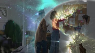 İş yerinde maske takan iş arkadaşları dijital ağ kaplamalı yapışkan notlar düzenliyorlar. İşbirliği, yenilik, takım çalışması, modern, yaratıcı, teknoloji, üretkenlik