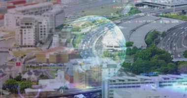 Şehir otoyollarında yüzen dijital küre düz tasarımda hisse senedi ve kod şebekesini gösteriyor. Şehir manzarası, veri görselleştirme, teknoloji, altyapı, kentsel gelişim, fütüristik, dijital ortam