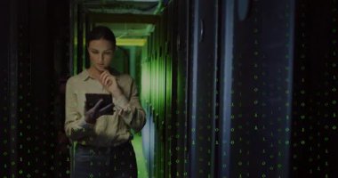 Veri merkezi koridorunda sunucuları denetleyen bir kadın, raflarda yeşil ikili kod dolaşıyor. Teknoloji, siber güvenlik, ağ oluşturma, fütürizm, profesyonel, endüstriyel, yenilik