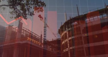 Düz dizaynlı yapı iskelesi, kırmızı çubuk şeması ve ızgara kaplamalı vinç yükselişini gösteriyor. Kentsel, mimari, mühendislik, altyapı, ilerleme, gelişme, inşaat