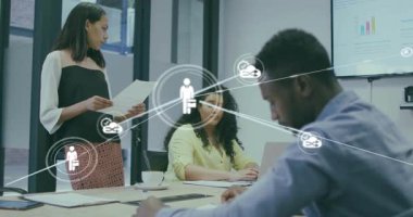 İş ekibi belgeleri tutuyor ve ağ simgeleri ve grafikleri gösterirken dizüstü bilgisayar kullanıyor. İşbirliği, takım çalışması, teknoloji, şirket, iletişim, veri, yenilik