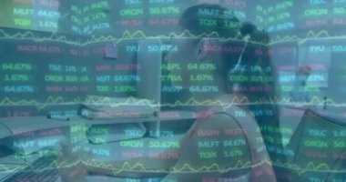 Ofis çalışanı monitörlerin mali verilerini analiz ediyor, hisse senedi grafiklerini yüzdelerle gösteriyor. Modern, profesyonel, gösterişli, kurumsal, analitik, veri odaklı, fütüristik