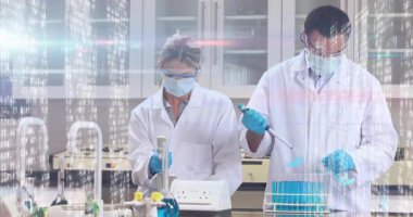 Erkek ve dişi bilim adamları pipetleri kullanarak laboratuvarda mavi çözeltiyi karıştırıyor ve ikili kaplama gösteriyor. Araştırma, yenilik, modern, teknoloji, işbirliği, deney, kesinlik