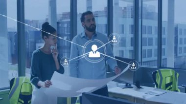 İş yerindeki planı inceleyen iki erkek profesyonel dijital ağ örtüsünü ortaya çıkardı. İşbirliği, takım çalışması, yenilik, şirket, modern, teknoloji, bağlantı