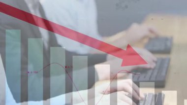 Çağrı merkezi izleme ölçümleri, kulaklıklar, saydam çizelgeler ve kırmızı okla birlikte ofiste. İş, takım çalışması, analitik, teknoloji, işbirliği, veri, performans