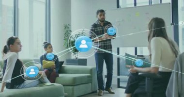 İş ofisinde beyaz tahta sunan bir adam, iş arkadaşları ağ simgeleriyle notlar alıyor. İşbirliği, takım çalışması, yaratıcı, beyin fırtınası, dijital, modern, iletişim