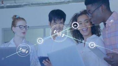 E-ticaret analizleri üzerinde çalışan profesyonellerden oluşan bir ekip ağ çizgileri ve alışveriş arabası ikonları gösteriyor. İşbirliği, teknoloji, yenilik, veri, dijital, takım çalışması, modern