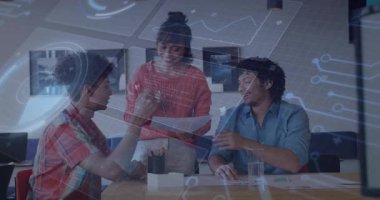 Teknik meslektaşlar masanın etrafındaki belgeleri inceliyor, holografik grafikler ve devreler sergiliyor. Kurum, işbirliği, yenilik, gelecek, çalışma alanı, dijital, takım çalışması