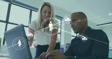 Kadın dizüstü bilgisayarı işaret ederken erkek ağ simgeleriyle yazarak teknolojiyi gösteriyor. İşbirliği, takım çalışması, dijital, bağlantı, modern, profesyonel, yenilik