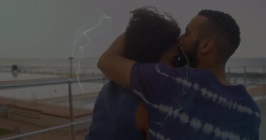 Rıhtımda bir adama sarılan kadın. Animasyon sağlık grafikleri ve kalp ikonlarıyla tırabzan. Romantik, bağlantı, samimiyet, dinginlik, rahatlık, denizcilik, açık hava