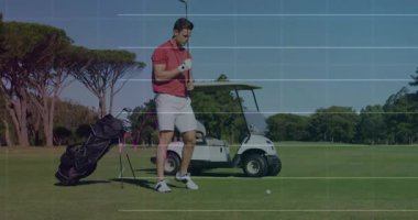 Erkek golfçü golf kulübünde finans grafiklerini büyüme yüzdeleriyle örtüyor. Atletik, açık hava, manzara, ilerleme, başarı, hassasiyet, profesyonellik