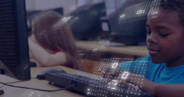 Teknoloji laboratuarında bilgisayar klavyelerinde yazı yazan öğrenciler, yüzen ikili kodlar içeriyorlar. Teknoloji, eğitim, dijital, yenilik, öğrenme, sınıf, modern