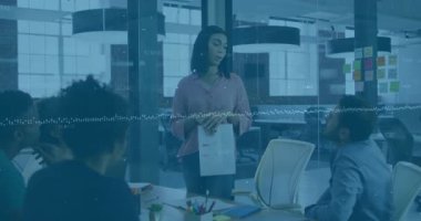 Kadın çalışan iş toplantısında sunum yapıyor. Canlandırılmış bar çizelgeleri gösteriliyor. İşbirliği, takım çalışması, kurumsal, profesyonel, beyin fırtınası, modern, iletişim