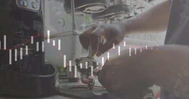 Barista espresso istasyonuna krom iskele filtresi kilitliyor. Finansal şamdan tablosunu örtüyor. Barista, espresso, ekipman, endüstriyel, demleme, finans, teknoloji