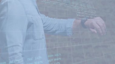 Adam sol kolunu kapalı bir yere uzatıyor. Hisse senetleriyle finansal tabloların üzerinde akıllı hareket verileri gösteriyor. Teknoloji, yenilik, fintech, dijital, girişim, profesyonel, modern