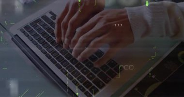Teknoloji ofisindeki dizüstü bilgisayarın klavyesinde yüzen ikili basamaklar ve kare simgeler gösteriliyor. Futuristik, teknoloji, dijital, üretkenlik, çalışma alanı, yenilik, modern