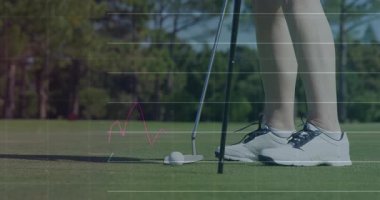 Golf performans analizleri yeşil renkte, ayakkabılar, golf sopası, top, grafikler kullanıldığını görselleştiriliyor. Atletik, hassas, veri, teknoloji, açık hava, spor, performans