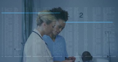 Hastane koğuşundaki hasta verilerini inceleyen doktor ve hemşire stetoskop ve animasyon hata kodları gösteriyor. Tıbbi ekip, klinik bakım, sağlık, teşhis, dijital sağlık, tıbbi teknoloji, profesyonel işbirliği