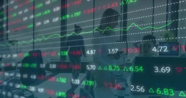 Takım, açık planlı ofiste hisse senedi trendlerini takip ediyor, animasyon grafikler, oklar ve çizelgeler gösteriyor. Finans, takım çalışması, üretkenlik, teknoloji, şirket, işbirliği, modern