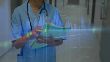 Hastane koridorunda dokümanları inceleyen kadın hemşire, yüzen şamdan çizelgesi ve çizelgesi var. Tıbbi, sağlık, teknoloji, profesyonel, tanı, veri, klinik