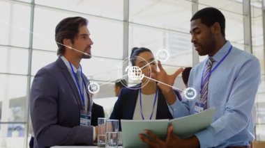 Yüksek masadaki klasörü inceleyen iş adamları, yüzen dijital ağ simgelerini inceliyorlar. İşbirliği, takım çalışması, profesyonellik, modernlik, iletişim, bağlantı, şirket