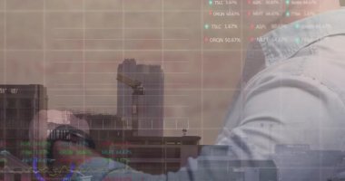 Takım ofiste işbirliği yapıyor, dijital arayüzü hisse senedi grafikleri ve ufuk çizgisi vinçleriyle örtüyor. Teknoloji, yenilik, takım çalışması, şehir, analitik, şirket, modern