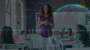 Öğretmenlerin sınıftaki öğrencilere el kol hareketi yapması, yüzen veri noktalarıyla eğitim teknolojisini sergilemesi. Eğitim, sınıf, pedagoji, öğrenme, yenilik, teknoloji, çocuklar