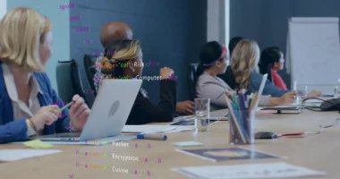 Sunucu, dizüstü bilgisayarların üzerinde animasyon kod parçacıklarıyla iş toplantısına liderlik ediyor. Şirket, işbirliği, yenilik, teknoloji, profesyonel, takım çalışması, modern