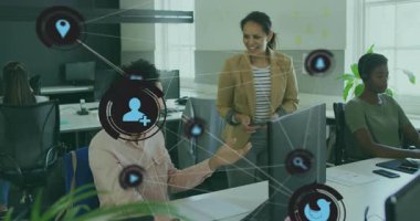 Monitörü ve ekip liderini gösteren destek ajanı masanın üzerine eğilip yüzen sosyal simgeleri gösteriyor. İşbirliği, takım çalışması, iletişim, teknoloji, modern, profesyonel, üretkenlik