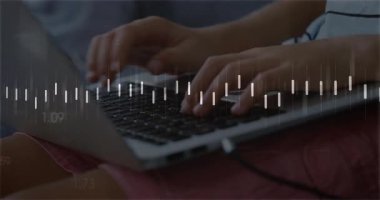 Düz dizayn ile dizüstü bilgisayarda klavye yazımı, dengeleyici çubukları ve zaman kodlarını göstererek canlandırılıyor. Teknoloji, dijital, müzik, hareket, çalışma alanı, modern, yenilik