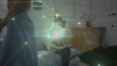 Tableti koltukta oturan kadın teknoloji sunumu için canlı ağ hatları sergiliyor. Teknoloji, bağlantı, dijital, yaşam tarzı, çağdaş, iç mekan, rahatlama