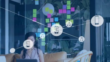 Meslektaşlar ofis salonunda teknoloji projesini tartışıyor, telefon ve müzik notaları animasyonlarını gösteriyor. İşbirliği, yenilik, başlangıç, dijital, üretkenlik, takım çalışması, modern
