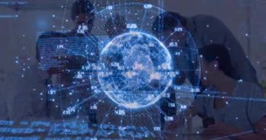 İş ekibi, masa başı ağları ve dizüstü bilgisayarları inceleyerek holografik küreyi gösteriyor. Teknoloji, yenilik, işbirliği, dijital, finans, fütüristik, girişim