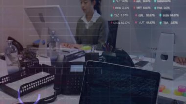 İki çalışan açık planlı ofis masalarında yazı yazıyor, yüzen finansal veri tablolarını analiz ediyorlar. İşbirliği, üretkenlik, modern, minimalist, analitik, teknoloji, iş