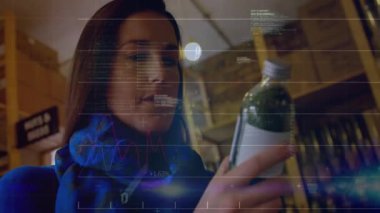 Perakende reyonunda şişelenmiş içkiyi inceleyen, finans tabloları ve kod örtüleri gösteren bir kadın. Perakende, tüketici, dijital, gelecekçi, teknoloji, alışveriş, analiz