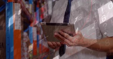 Depo müdürü depo koridorunda envanter taraması yapıyor, dijital çizelgeler ve veri örtüsü gösteriyor. Sanayi, lojistik, envanter, veri, analitik, teknoloji, ticari