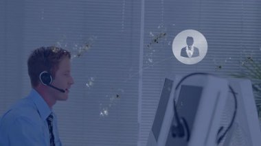 Teknoloji ofisinde kulaklık takan ajan yüzen avatarlar ve ikili kodlarla klavyeye yazı yazıyor. Profesyonel, dijital, fütüristik, yenilik, çalışma alanı, bağlantı, teknoloji