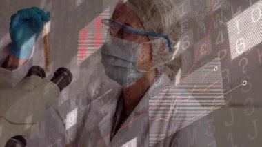 Laboratuvarda test tüpünü inceleyen kadın bilim adamı dijital grafikler ve moleküler veriler sunuyor. Araştırmacı, yenilikçi, teknokrat, analitik, modern, kök, keşif