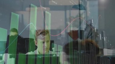 Ofis ekibi masa etrafında işbirliği yapıyor, yeşil finans çubuğu grafikleri ve şamdan çizelgelerini örtüyor. Finans, analitik, takım çalışması, teknoloji, iş, veri görselleştirme, kurumsal