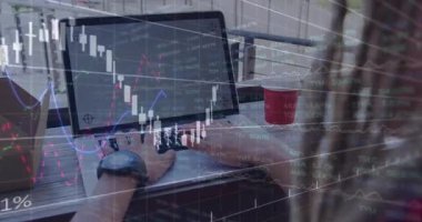 Ahşap masada dizüstü bilgisayarda yazı yazan bir adam, animasyon finansal çizelgeler ve yüzen şamdan grafikleriyle. Teknoloji, çalışma alanı, üretkenlik, modern, finans, veri, analiz