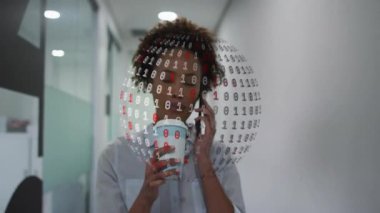 Ofisteki kadın, akıllı telefon konuşuyor, kahve fincanı taşıyor, teknoloji veri küresini gösteriyor. Profesyonel, modern, fütüristik, yenilik, iletişim, kentsel, teknoloji