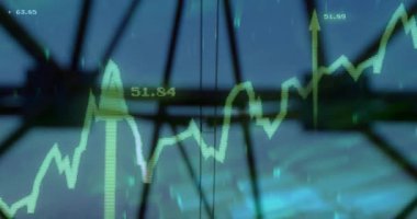 Dijital ekranda hareket eden yeşil çizelge, segmentli oklar ve metal kirişlerle 50,03 'ü gösteriyor. Veri görselleştirme, teknoloji, fütürizm, sanayi, analitik, yenilik, dijital arayüz