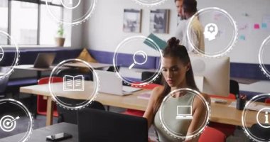 Masa başında iş projesini tartışan iki iş arkadaşı animasyon dizüstü bilgisayar ve yapışkan not simgeleri gösteriyor. İşbirliği, takım çalışması, profesyonel, çağdaş, üretkenlik, ofis ortamı, iletişim