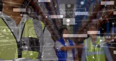 Depo arkadaşları lojistik merkezindeki envanter operasyonlarını yüzen HUD panellerle analiz ediyorlar. Endüstriyel, takım çalışması, hassasiyet, analitik, iş akışı, verimlilik, teknoloji