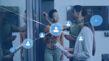 Telefon ve ağ simgeleriyle yapılan teknoloji toplantısında cam panoda işbirliği yapan üç bayan meslektaşım. İşbirliği, takım çalışması, yenilik, dijital, kurumsal, beyin fırtınası, modern