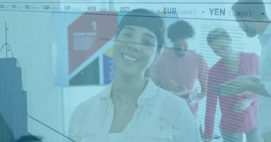 İş ofisindeki kameraya gülümseyen kadın profesyonel, animasyon para birimi grafikleri gösteriyor. Şirket, finans, veri görselleştirme, takım çalışması, modern, profesyonel, teknoloji