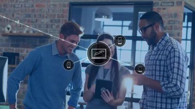 Tablet üzerinde işbirliği yapan üç ofis çalışanından oluşan bir grup teknoloji ağı örtüsü sergiliyor. İşbirliği, yenilik, bağlantı, başlangıç, takım çalışması, modernite, dijital