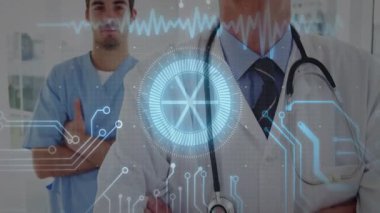 Steteskoplu kıdemli doktor ECG dalga formu ve devre grafiklerini kapsayan tıbbi verileri analiz ediyor. Tıbbi, sağlık, teknoloji, tanı, yenilik, profesyonellik, işbirliği