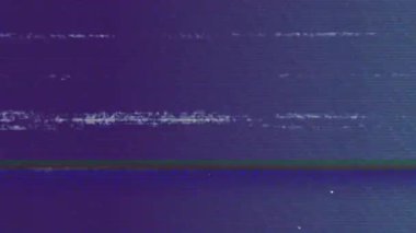 Dijital ekranda görünen soyut hata deseni yatay tarama çizgileri ve gürültüyü gösteriyor. Teknik, soyut, çarpıtma, dijital, modern, gelecekçi, medya